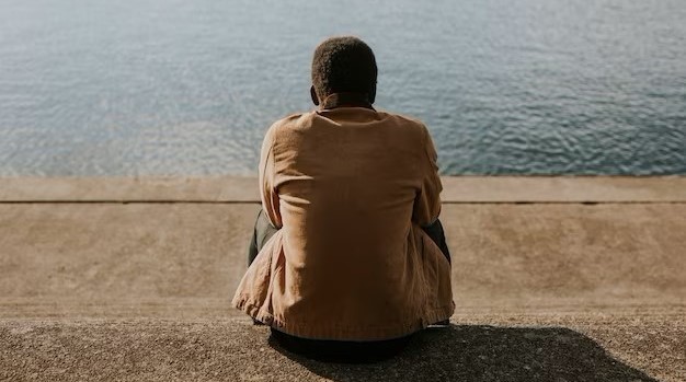 homme de dos sur un quai